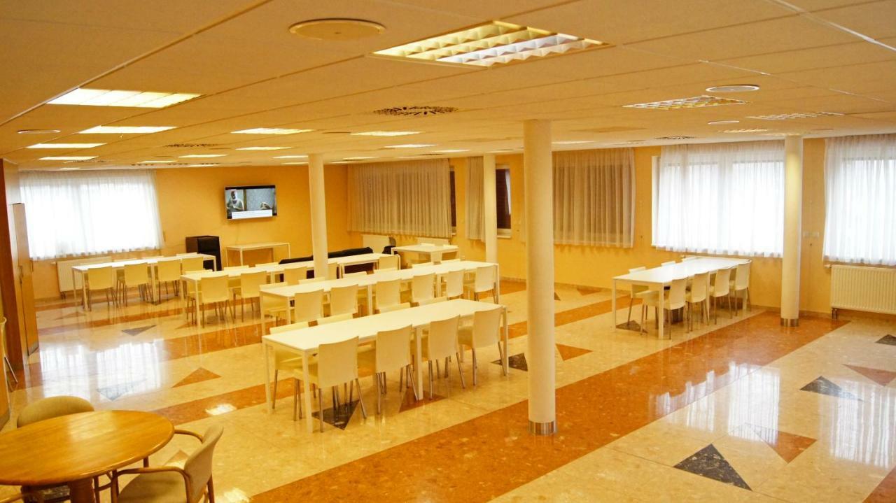 Km House Cerny Most Hostel ปราก ภายนอก รูปภาพ