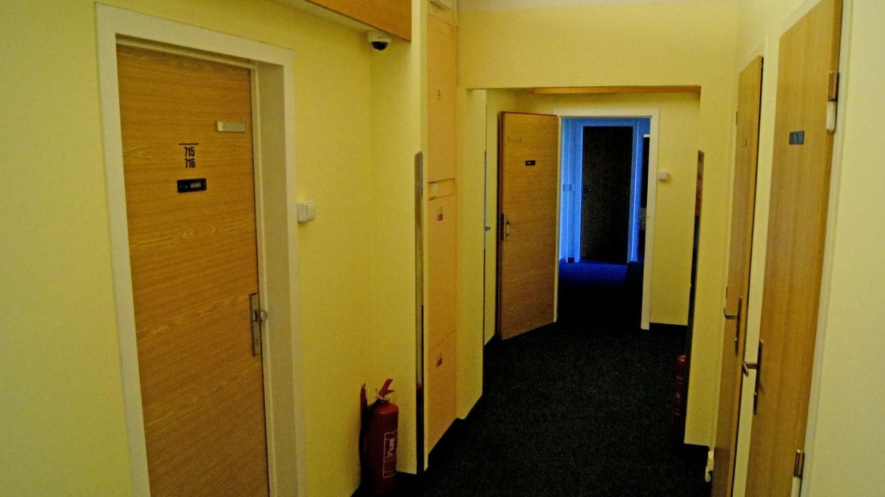 Km House Cerny Most Hostel ปราก ภายนอก รูปภาพ