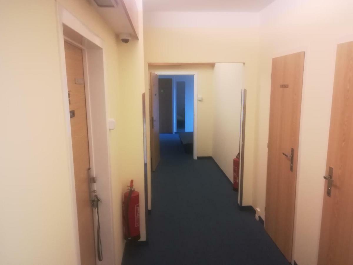 Km House Cerny Most Hostel ปราก ภายนอก รูปภาพ
